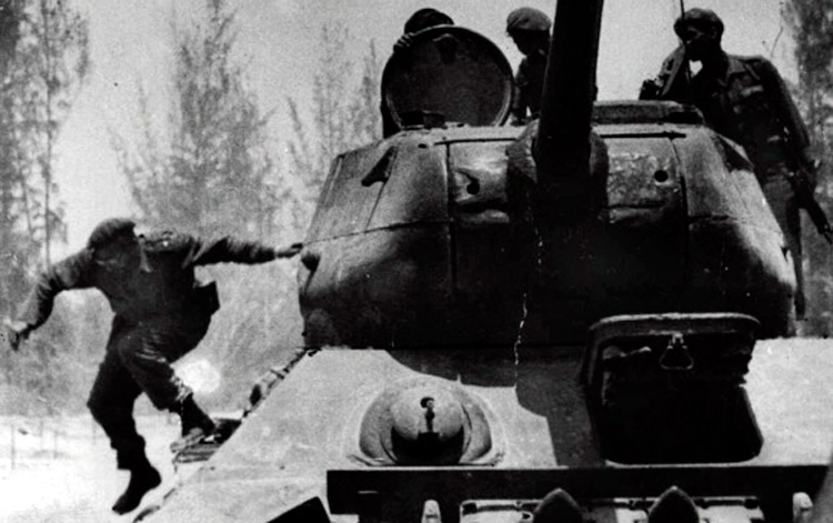 Fotografía de Fidel saltando de un tanque T34 el 19 de abril de 1961, alrededor de las seis de la tarde, captada por Tirso Martínez (1915-1990), es el símbolo del triunfo de Fidel y el pueblo cubano en la primera gran batalla librada contra el imperialismo en América. 