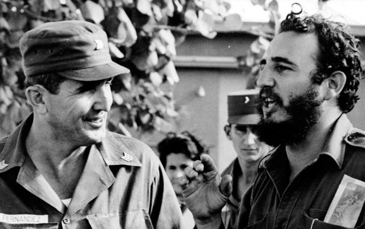. Fidel Castro y José Ramón Fernández, entonces director de la Escuela de Responsables de Milicias, el 25 de noviembre de 1960. (Foto y pie: Periódico Escambray)