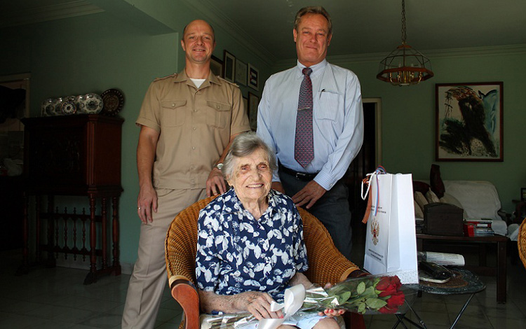 El 8 de mayo de 2014 funcionarios de la misión diplomática de la Federación de Rusia en La Habana visitaron a Sofí­a Kokuina a quien felicitaron por el advenimiento de un nuevo aniversario de la gran victoria sobre el fascismo alemán y trasmitieron el saludo personal del Presidente, Vladimir Putin. (Foto: Cortesí­a de Serguei Oboznov, Agregado de Prensa de la Embajada de Rusia en La Habana).