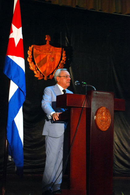 Eusebio Leal pronuncia las palabras de agradecimiento por el tí­tulo de Doctor Honoris Causa en Historia de la Universidad Central  «Marta Abreu » de Las Villas.