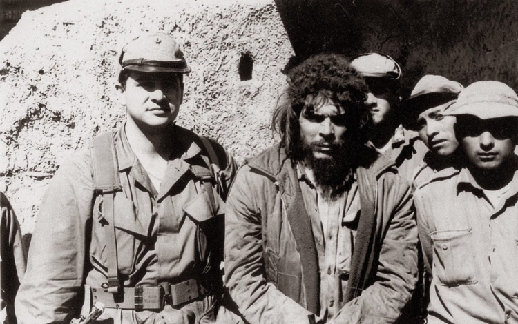 El Che apresado por el ejército el 8 de octubre; al dí­a siguiente fue vilmente asesinado. (Foto: Tomada de internet)   