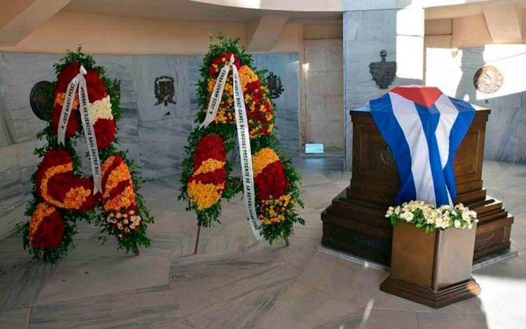 Ofrenda floral a José Martí en el cementerio Santa Ifigenia.