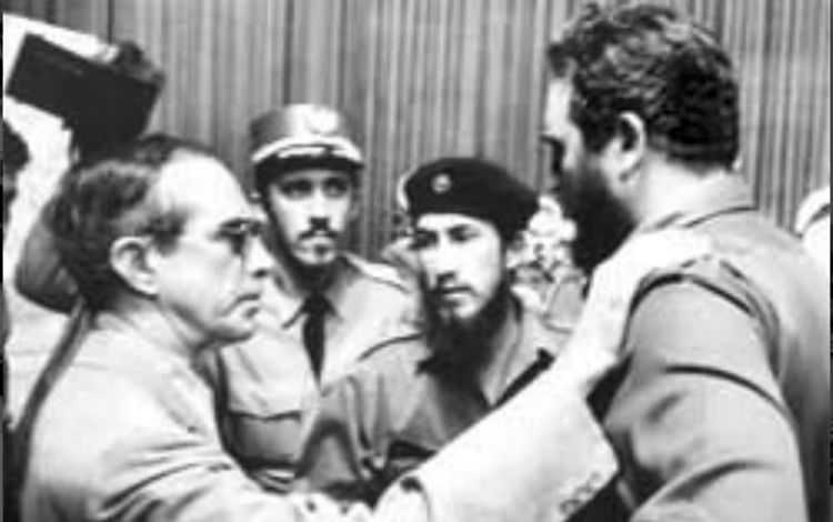 Fidel conversa con Ramón Cienfuegos, padre de Camilo, tras conocerse la noticia de la desaparición del Comandante del Ejército Rebelde.