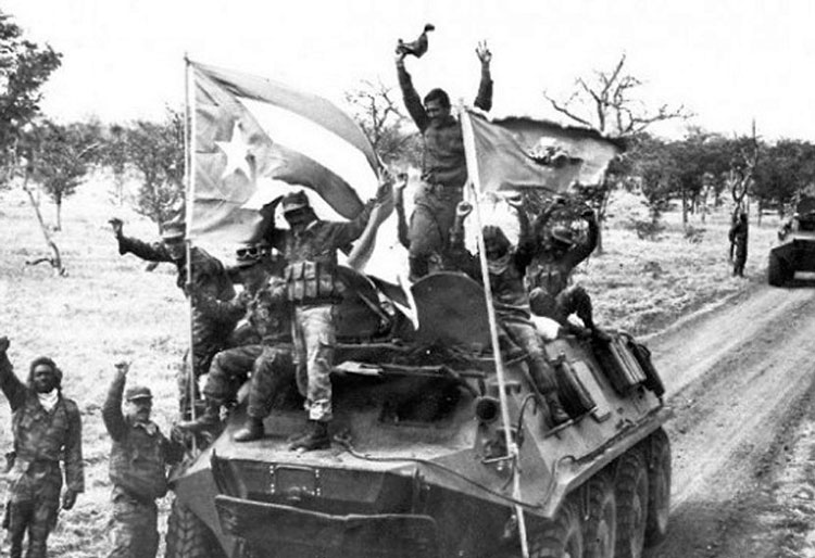 Combatientes cubanos en Angola celebran desde un tanque en caravana.