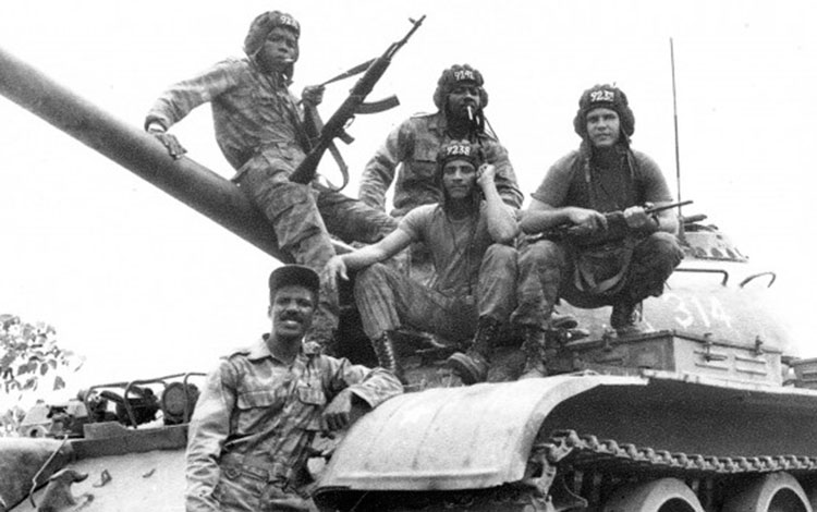Combatientes cubanos en Angola.