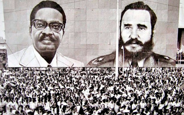 Las imágenes de Agostinho Neto y Fidel Castro Ruz presiden la celebración de la independencia de Angola.