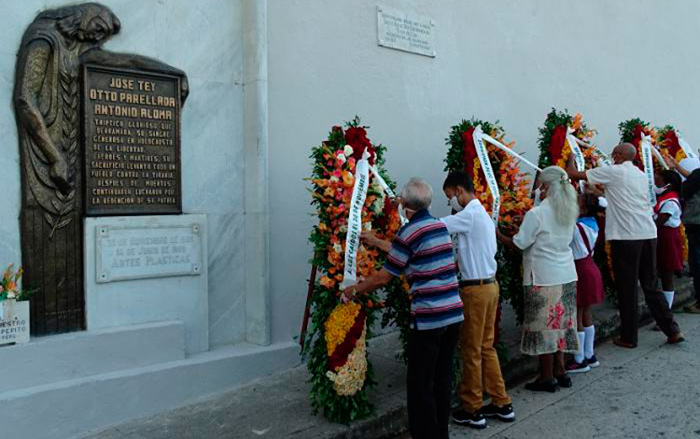 Ofrendas florales a los mártires del 30 de noviembre de 1956.