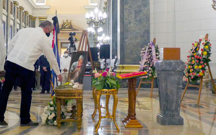 Miguel Dí­az-Canel rinde homenaje a Eusebio Leal.