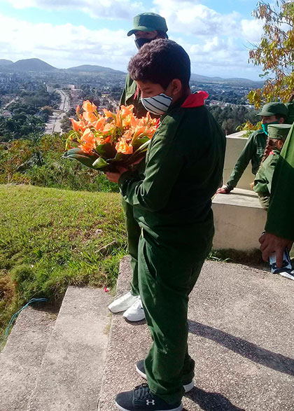 Pioneros portan ofrenda floral en honor a los combatientes caídos de la Columna 8 del Ejército Rebelde. Pioneros portan ofrenda floral en honor a los combatientes caídos de la Columna 8 del Ejército Rebelde.