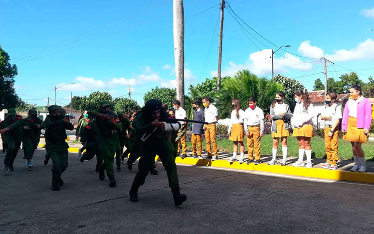 Pioneros que participan en la toma simbólica llegan a la sede del Partido Provincial. Pioneros que participan en la toma simbólica llegan a la sede del Partido Provincial.