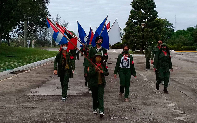 Pioneros en la toma simbólica a Santa Clara. Pioneros en la toma simbólica a Santa Clara.