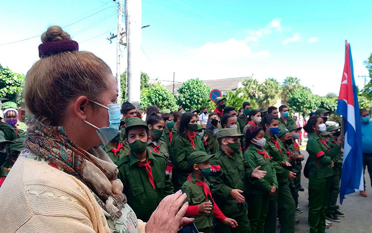 Primera secretaria del Partido en Villa Clara conversa con pioneros participantes en la Toma Simbólica a Santa Clara. Primera secretaria del Partido en Villa Clara conversa con pioneros participantes en la Toma Simbólica a Santa Clara.