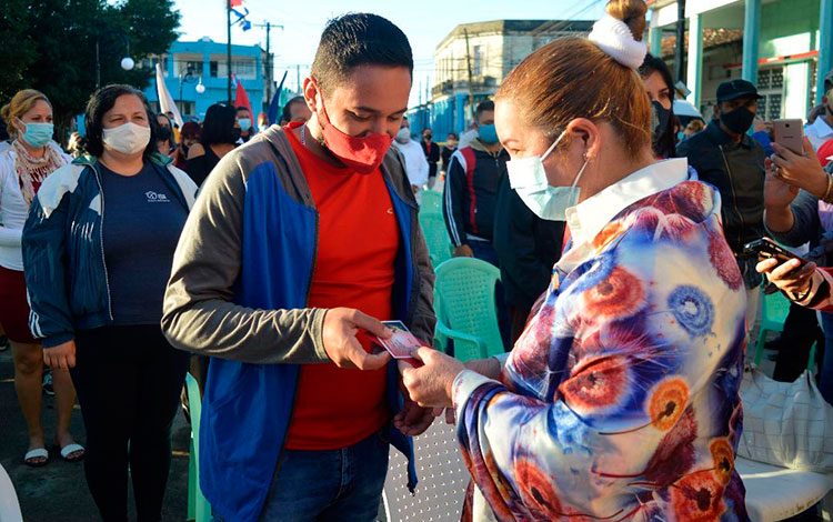 Entrega del carné a nuevos militantes de la Juventud y el Partido. Entrega del carné a nuevos militantes de la Juventud y el Partido.
