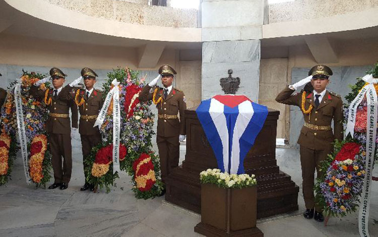 Ofrendas florales de Raúl Castro y Díaz-Canel colocadas en el mausoleo donde reposan los restos de José Martí en el cementerio de Santa Ifigenia, en Santiago de Cuba.