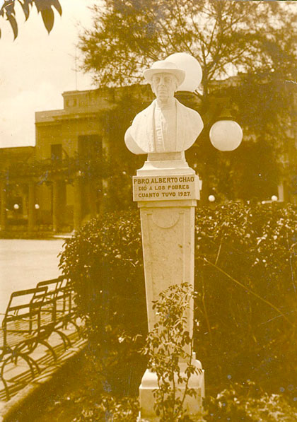 Foto de la época del busto del padre Manuel Chao, develado en julio de 1928 en el parque Leoncio Vidal, de Santa Clara. Foto de la época del busto del padre Manuel Chao, develado en julio de 1928 en el parque Leoncio Vidal, de Santa Clara.