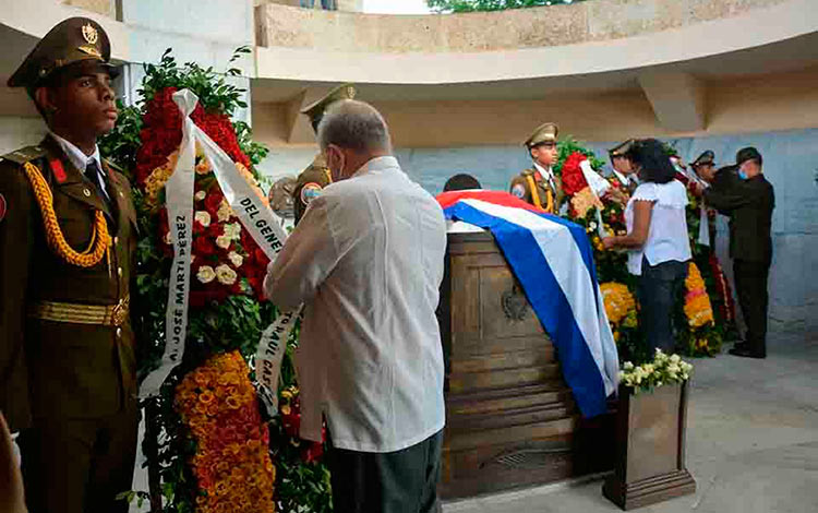 Ofrendas florales en honor a José Martí en el cementerio de Santa Ifigenia, en Santiago de Cuba.
