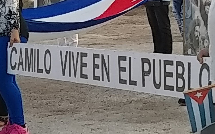 Caibarienenses portan cartel con la frase Camilo vive en el pueblo.
