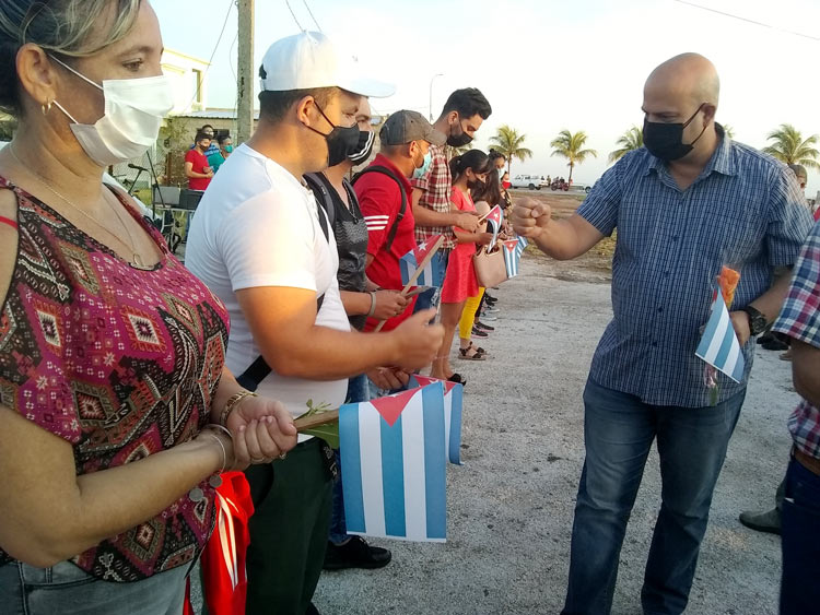 Osnay Miguel Colina, miembro del Buró Provincial del PCC en Villa Clara, destaca labor de enfrentamiento a la COVID-19, presidió el acto de entrega de carné a nuevos militantes de la Unión de Jóvenes Comunistas. Osnay Miguel Colina, miembro del Buró Provincial del PCC en Villa Clara, destaca labor de enfrentamiento a la COVID-19, presidió el acto de entrega de carné a nuevos militantes de la Unión de Jóvenes Comunistas.