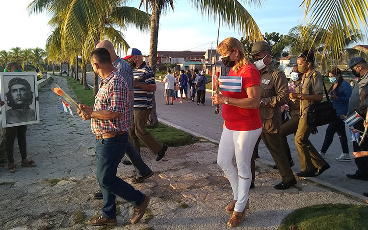 Pueblo de Caibarién acude al mar para rendir tributo al Comandante Camilo Cienfuegos. Pueblo de Caibarién acude al mar para rendir tributo al Comandante Camilo Cienfuegos.