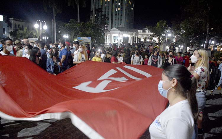 Bandera de la FEU en la Marcha de las Antorchas en homenaje a José Martí­, en Santa Clara.