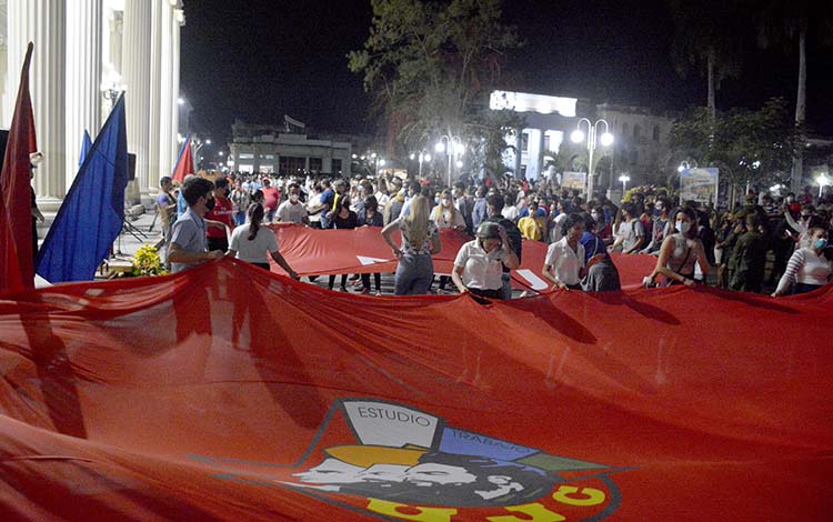 Bandera de la UJC en la Marcha de las Antorchas en homenaje a José Martí­, en Santa Clara.