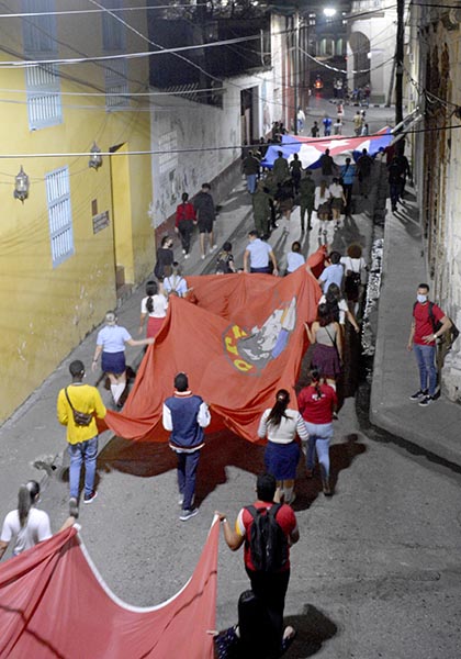 Banderas en la Marcha de las Antorchas en homenaje a José Martí­, en Santa Clara.