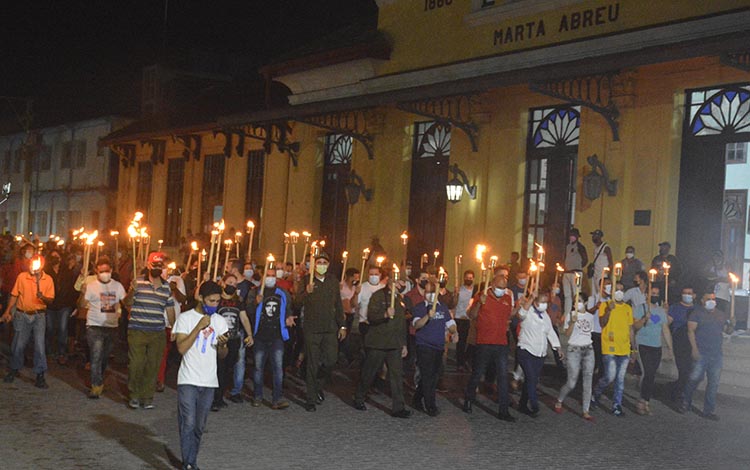 Marcha de las Antorchas en homenaje al aniversario 169 del natalicio de José Martí, en Santa Clara.