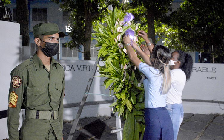 Ofrenda floral en homenaje a José Martí­, colocada en el Parque de los Mártires, en Santa Clara.