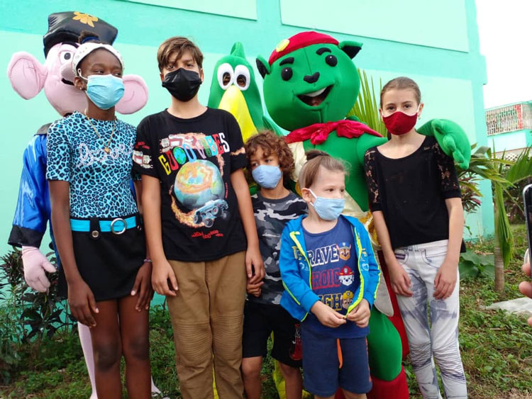 Muñecones en la actividad cultural en el barrio Camilo Cienfuegos.