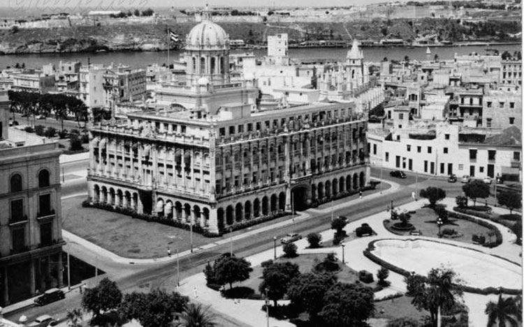  Panorámica del Palacio Presidencial por la parte de atrás, calle de Colón. Por allí entraron los asaltantes. Foto: Archivo de Granma 