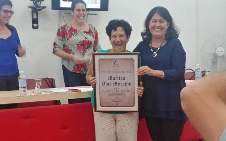 Maritza Dí­az Morejón recibe el Premio Nacional a la Conservación del Patrimonio Documental de la Nación Cubana. 