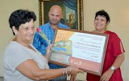 Maritza Dí­az Morejón recibe reconocimiento por su labor en el Archivo Provincial de Historia de Villa Clara.