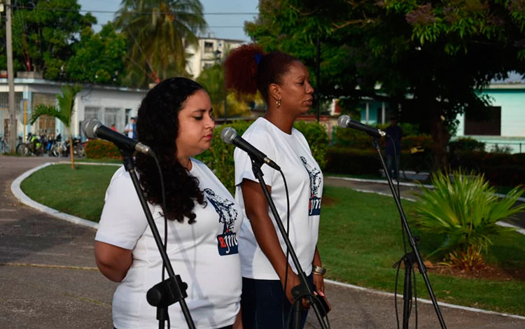 Integrantes de la Brigada José Martí­ de Instructores de Arte en el acto en homenaje a Antonio Maceo.