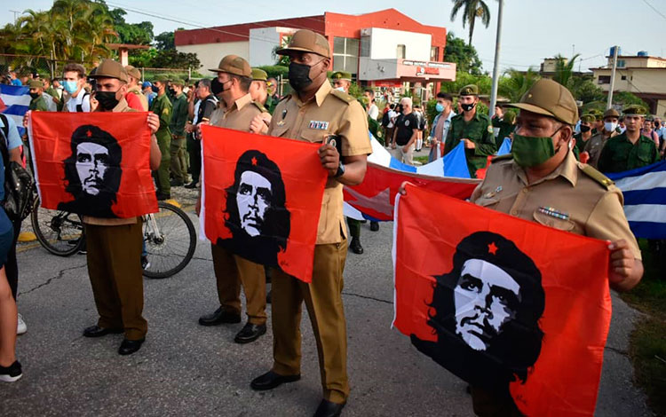 Oficiales de las FAR con banderas con la imagen de Ernesto Che Guevara.