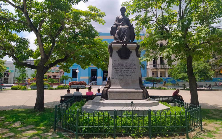 Monumento a Marta Abreu en el Parque Vidal. 