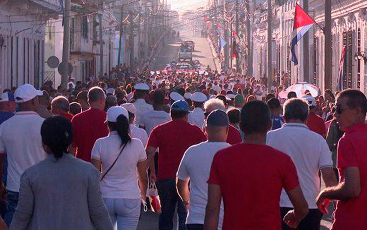 Peregrinación del pueblo de Cienfuegos en conmemoración del levantamiento armado del 5 de septiembre de 1957.