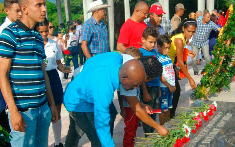 En peregrinación ascendieron cientos de pobladores para dedicar sus flores a Almeida. Foto: Javier Labrada