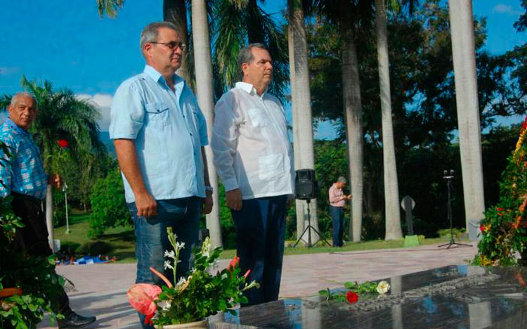 El primer secretario del Partido en la provincia, José Ramón Monteagudo (a la derecha), y el vicegobernador Manuel Falcón, presidieron el homenaje. Foto: Javier Labrada