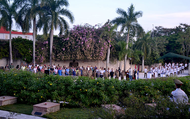 Ceremonia de inhumación de los restos de 26 combatientes del Frente Las Villas.