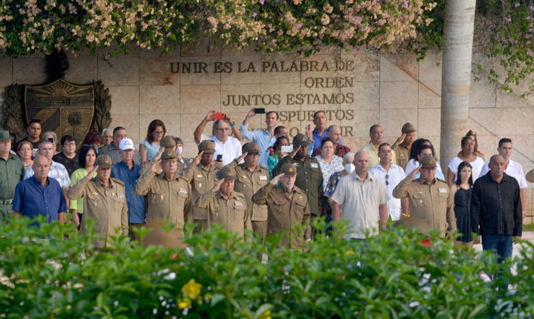 Presidencia de la ceremonia de inhumación de los restos de 26 combatientes en el Mausoleo Frente Las Villas.