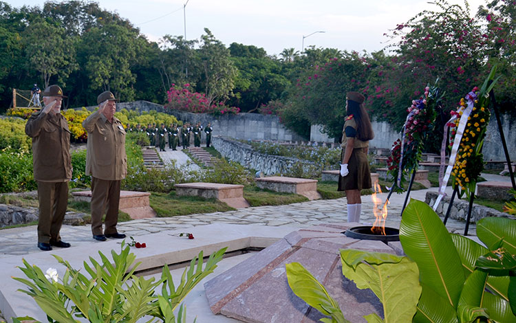 Comandante de la Revolución Ramiro Valdés Menéndez y el general de división Ramón Pardo Guerra rinden tributo a los combatientes cuyos restos reposan en el Mausoleo Frente Las Villas.