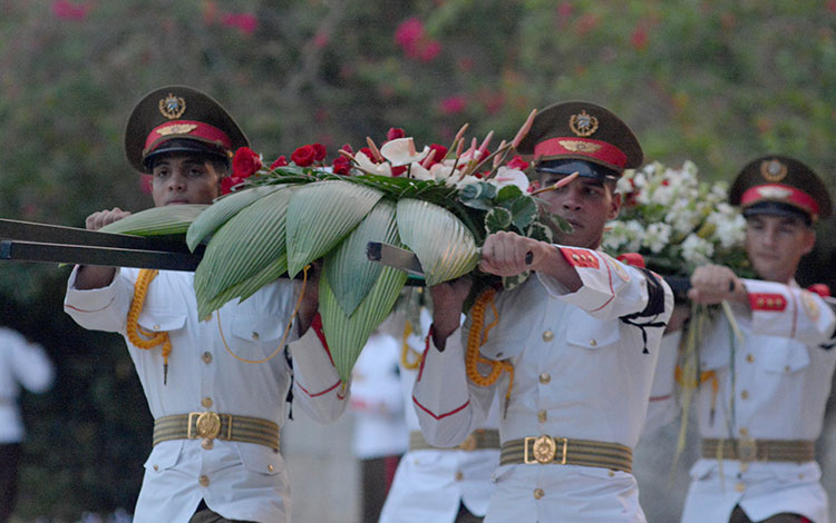 Ofrendas florales en honor a los combatientes del Frente Las Villas cuyos restos fueron inhumados este 13 de octubre de 2022.