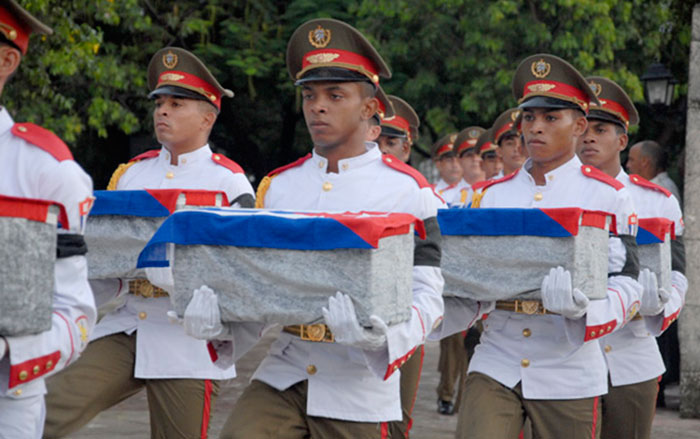 Ceremonia de inhumación de combatientes en el Mausoleo Frente Las Villas, el 16 de octubre de 2015.