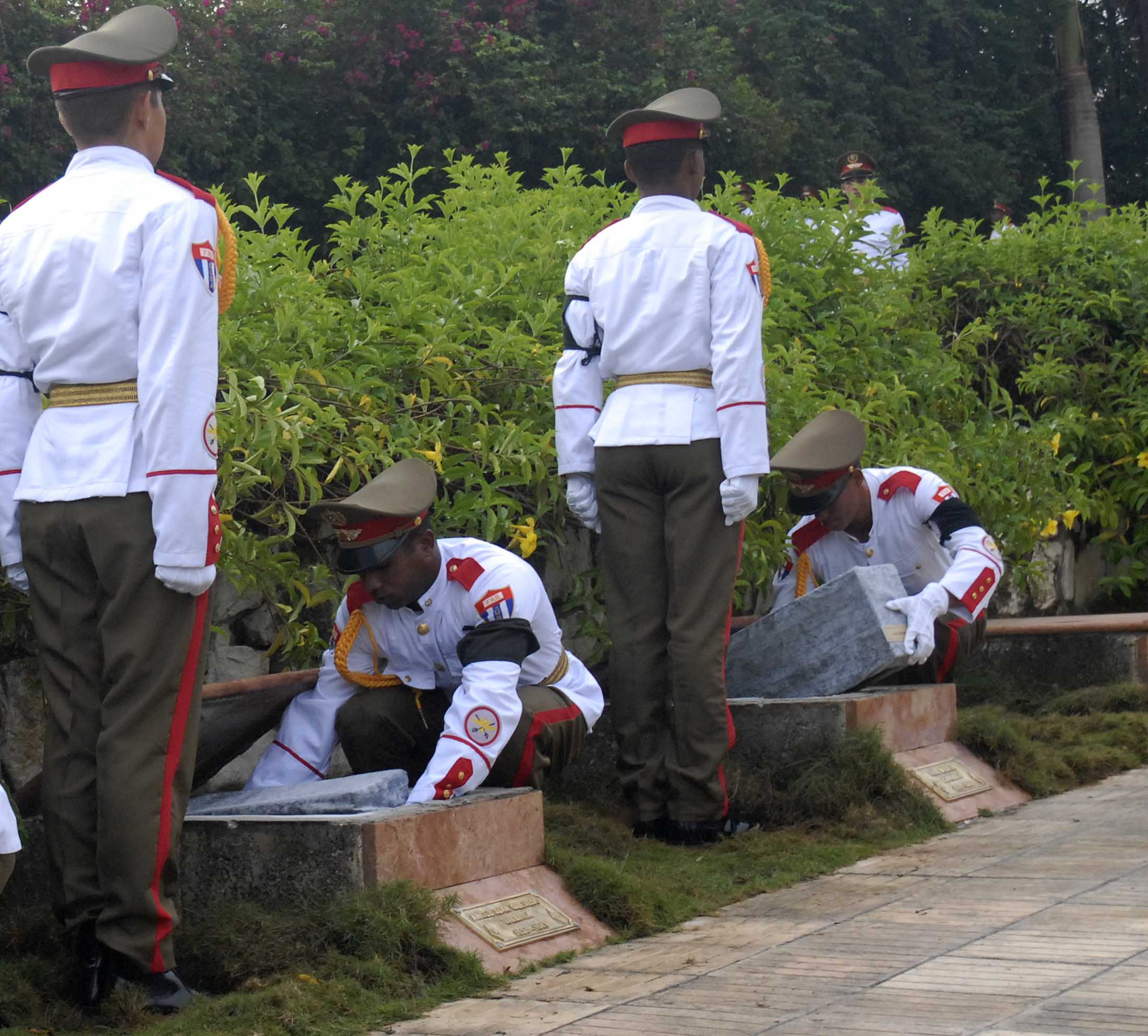 Ceremonia de inhumación de los restos de combatientes en el Mausoleo Frente Las Villas, de Santa Clara.