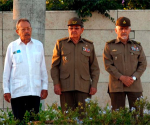 Faure Chomón, General de Ejército Raúl Castro Ruz, y Comandante de la Revolución Ramiro Valdés Menéndez, en la inauguración del Mausoleo del Frente Las Villas.