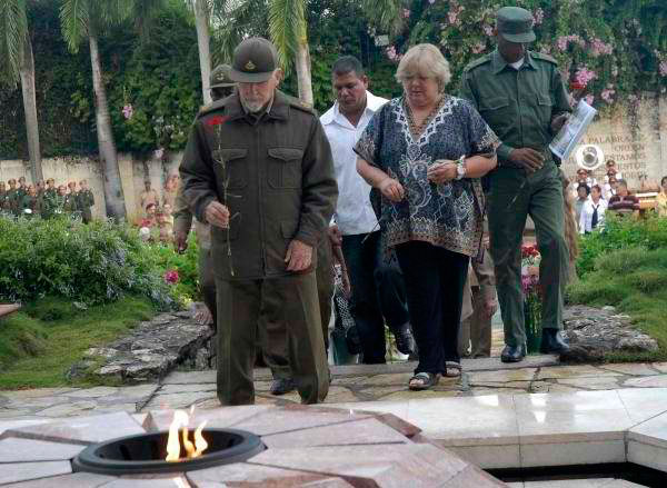 Comandante de la Revolución Ramiro Valdés Menéndez, segundo jefe de la columna invasora Ciro Redondo rinde homenaje a los miembros del Frente Las Villas, el 16 de octubre de 2015. 