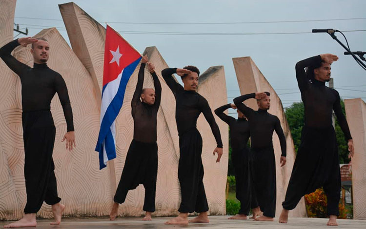 Danza en el acto de homenaje por el aniversario 95 del natalicio de Abel Santamarí­a.