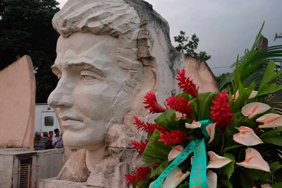 Ofrenda floral al combatiente revolucionario Abel Santamaría Cuadrado, en el aniversario 95 de su natalicio.