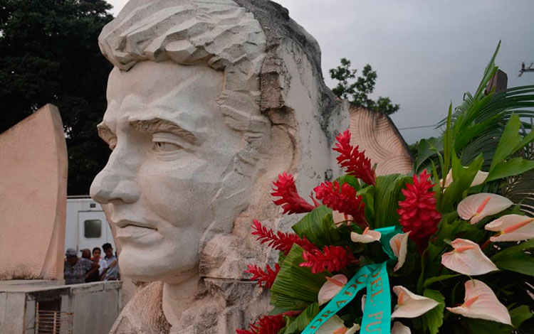 Ofrenda floral al combatiente revolucionario Abel Santamaría Cuadrado, en el aniversario 95 de su natalicio.