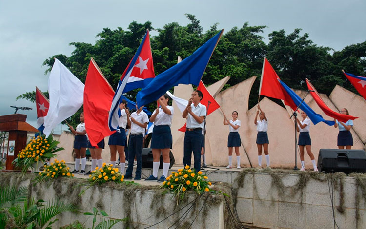 Pase de banderas en el acto de homenaje por el aniversario 95 del natalicio de Abel Santamarí­a.